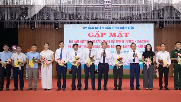 Các đồng chí lãnh đạo Hội đồng nhân dân, Ủy ban nhân dân tỉnh Điện Biên tặng hoa, chúc mừng các phóng viên, đại diện các cơ quan báo chí Trung ương, địa phương trên địa bàn.