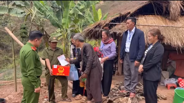 Thành viên tổ bầu cử số 2 xã Mường Nhé, tỉnh Điện Biên đem hòm phiếu phụ đến bản Huổi Ban để cử tri tuổi cao bỏ phiếu bầu.