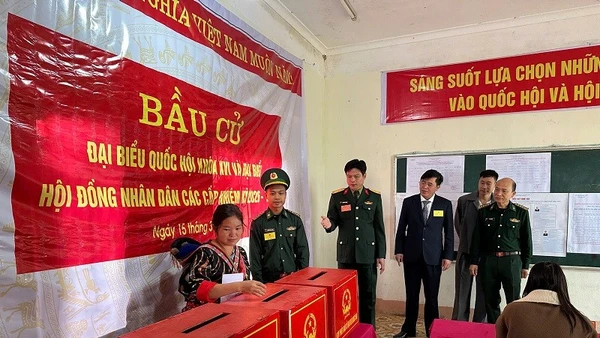 Đại tá Trịnh Đức Thiêm, Chỉ huy trưởng Bộ Chỉ huy Quân sự tỉnh Điện Biên trực tiếp bầu cử và động viên cử tri xã Nà Hỳ tại điểm bầu cử ở trung tâm xã. Ảnh: ĐỨC HẠNH