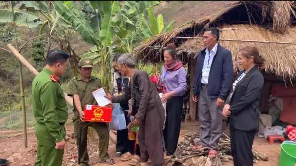 Thành viên tổ bầu cử số 2 xã Mường Nhé, tỉnh Điện Biên đem hòm phiếu phụ đến bản Huổi Ban để cử tri tuổi cao bỏ phiếu bầu.