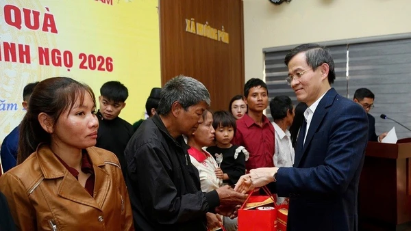 Đồng chí Đoàn Minh Huấn, Ủy viên Bộ Chính trị, Bí thư Đảng ủy, Giám đốc Học viện Chính trị quốc gia Hồ Chí Minh trao quà tặng người nghèo xã Mường Pồn, tỉnh Điện Biên.