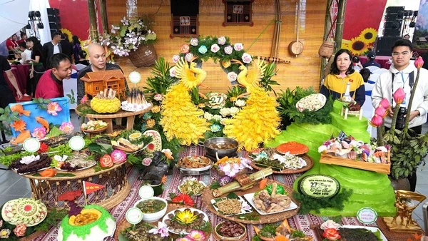 Các món ăn truyền thống của đồng bào các dân tộc thiểu số Điện Biên được các nghệ nhân, đầu bếp nổi tiếng chế biến và trình bày vô cùng hấp dẫn và độc đáo.