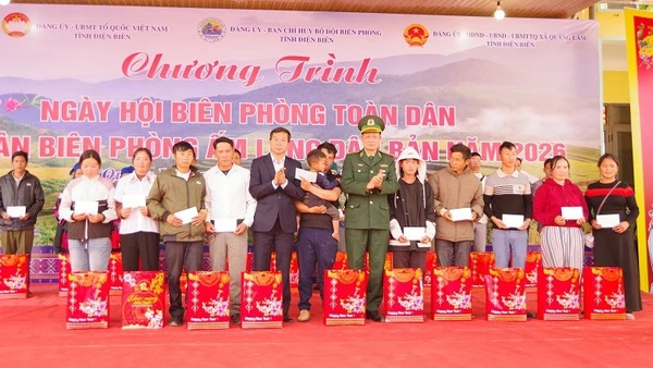 Lãnh đạo Ban Chỉ huy Bộ đội Biên phòng tỉnh Điện Biên cùng lãnh đạo Ủy ban Mặt trận Tổ quốc Việt Nam tỉnh Điện Biên trao quà Tết tặng các gia đình chính sách, hộ nghèo ở xã biên giới Quảng Lâm, tỉnh Điện Biên.