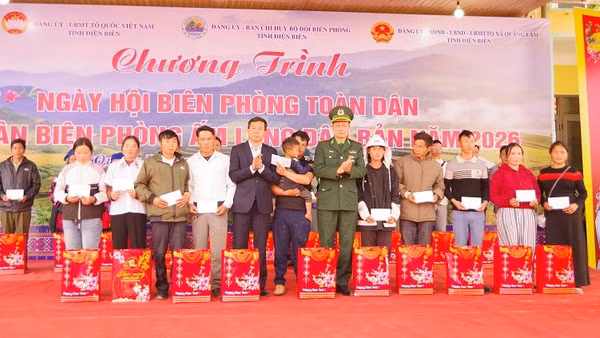 Lãnh đạo Ban Chỉ huy Bộ đội Biên phòng tỉnh Điện Biên cùng lãnh đạo Ủy ban Mặt trận Tổ quốc Việt Nam tỉnh Điện Biên trao quà Tết tặng các gia đình chính sách, hộ nghèo ở xã biên giới Quảng Lâm, tỉnh Điện Biên.