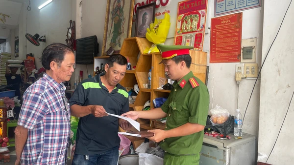 Công an tuyên truyền đến từng nhà dân.