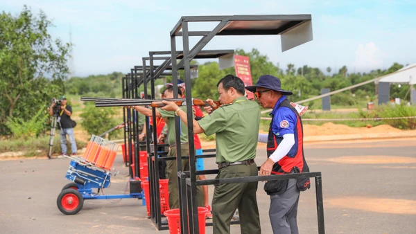 Các chiến sĩ Công an nhân dân đang thi bắn súng.