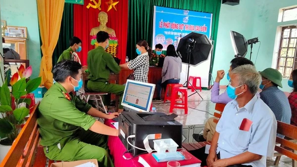 Cấp thẻ căn cước cho công dân. (Ảnh: ND)