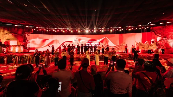  Không gian bán thực cảnh “95 năm Cờ Đảng soi đường”. (Ảnh: TL)