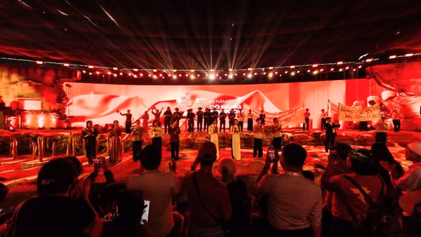  Không gian bán thực cảnh “95 năm Cờ Đảng soi đường”. (Ảnh: TL)