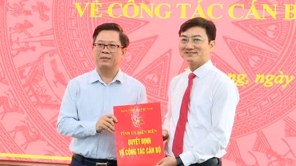 Đồng chí Phạm Đức Toàn, Ủy viên Ban Thường vụ Tỉnh ủy, Trưởng ban Tổ chức Tỉnh ủy Điện Biên trao quyết định điều động, bổ nhiệm đối với đồng chí Nguyễn Trường Giang.
