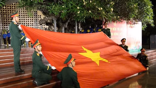 Chiến sĩ lực lượng vũ trang thực hiện nghi thức tri ân các anh hùng liệt sĩ tại Nghĩa trang liệt sĩ A1.