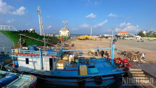 Do sóng lớn, gió mạnh nên các tàu hàng không thể chở nhiên liệu ra phục vụ người dân trên đảo.