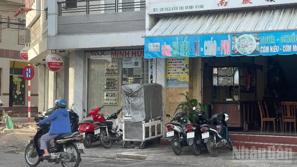 Xe bánh mì gây ngộ độc gần 100 người.