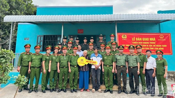 Bà Nguyễn Thị Sáng (thôn Phú Thành) bên căn nhà mới.