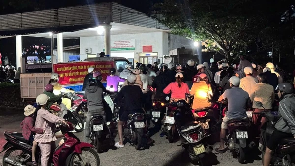 Người dân chờ đổ xăng.