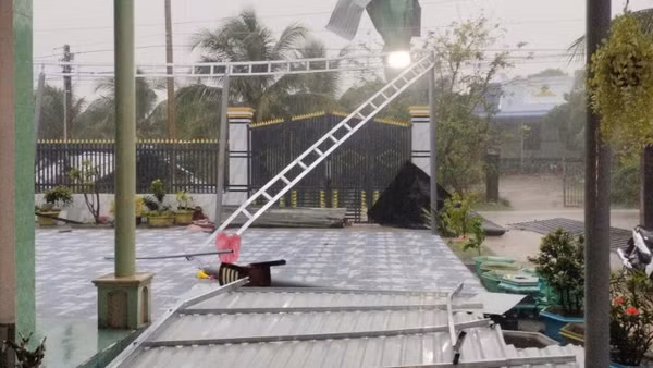 Nhà dân xã Hồng Sơn bị lốc xoáy gây thiệt hại.