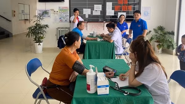 Cán bộ Trung tâm Y tế Nậm Pồ khám bệnh miễn phí cho người dân trên địa bàn vào ngày thứ 7.