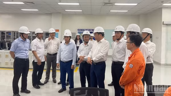 Đoàn công tác thăm, chúc Tết nhân viên tại Nhà máy Nhiệt điện Vĩnh Tân 2