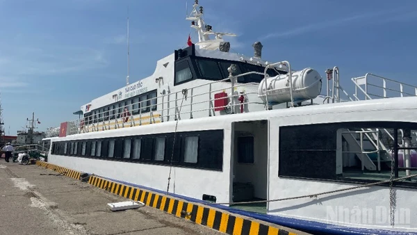 Tàu cao tốc Phú Quý Express.