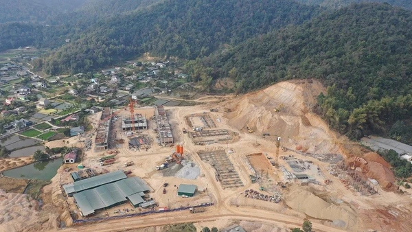 Trên công trường, các hạng mục lớp học, phòng ở của học sinh Trường liên cấp Thanh Nưa đang được thi công đồng thời, bảo đảm tiến độ và chất lượng.