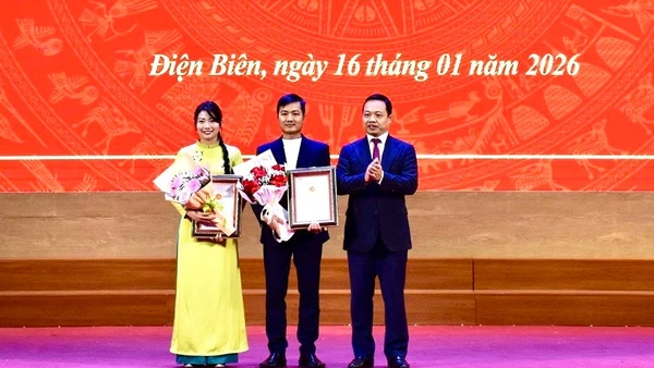 Đồng chí Trần Tiến Dũng, Bí thư Tỉnh ủy Điện Biên trao Giải A - Giải Búa liềm vàng tỉnh Điện Biên lần thứ 10 cho phóng viên Đào Phương (đại diện nhóm tác giả) và phóng viên Võ Văn Tâm thuộc cơ quan Báo và Phát thanh, Truyền hình tỉnh Điện Biên. (Ảnh: VĂN QUYẾT)