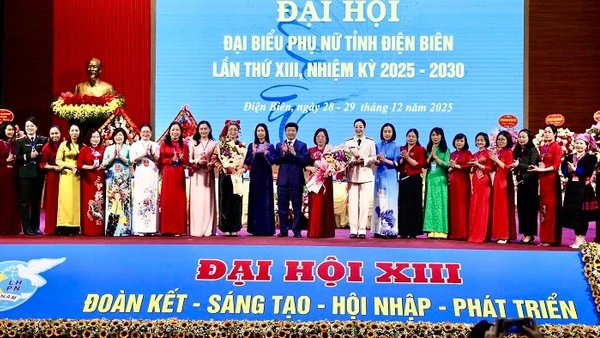 Đại diện lãnh đạo tỉnh Điện Biên tặng hoa chúc mừng các đồng chí được tín nhiệm bầu Ban Chấp hành Liên hiệp Phụ nữ tỉnh Điện Biên nhiệm kỳ 2025-2030. 
