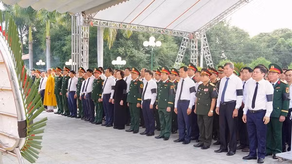 Phó Thủ tướng Phạm Thị Thanh Trà cùng cán bộ, nhân dân và các lực lượng vũ trang tỉnh Điện Biên thành kính truy điệu các Anh hùng liệt sĩ tại Nghĩa trang Liệt sĩ Tông Khao. (Ảnh: ĐỨC HẠNH)