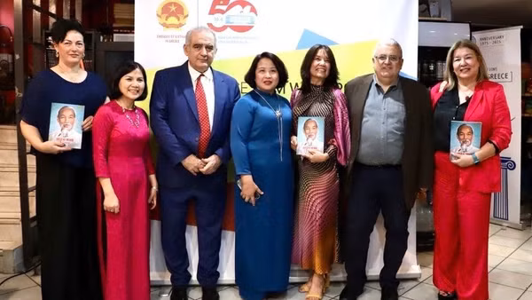 Đại sứ Phạm Thị Thu Hương (đứng giữa) cùng các đại biểu, bạn bè Hy Lạp trong buổi giới thiệu, ra mắt cuốn sách “Tiểu sử Hồ Chí Minh” bằng tiếng Hy Lạp. (Ảnh: Đại sứ quán Việt Nam tại Hy Lạp)