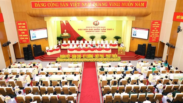 Toàn cảnh phiên trù bị Đại hội đại biểu Đảng bộ tỉnh Tuyên Quang lần thứ I.