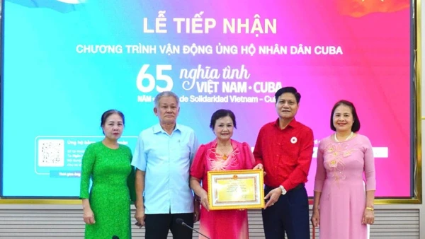 Nhân dân Việt Nam hưởng ứng chương trình ủng hộ nhân dân Cuba. (Ảnh: HỘI CHỮ THẬP ĐỎ VIỆT NAM)