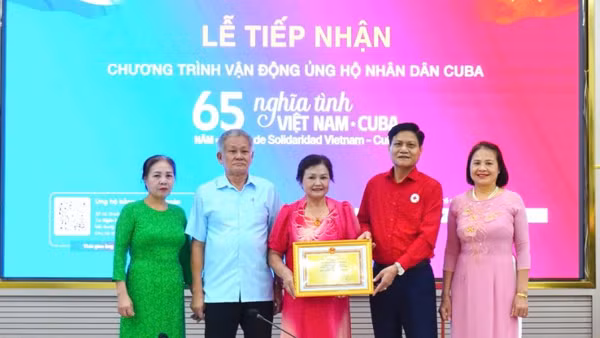 Nhân dân Việt Nam hưởng ứng chương trình ủng hộ nhân dân Cuba. (Ảnh: HỘI CHỮ THẬP ĐỎ VIỆT NAM)