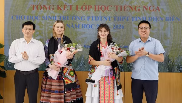 Lãnh đạo Sở Giáo dục và Đào tạo Điện Biên, Hiệu trưởng Trường phổ thông dân tộc nội trú trung học phổ thông tỉnh Điện Biên tặng hoa, cảm ơn hai giảng viên dạy tiếng Nga đến từ thành phố Saint Petersburg đã giúp học sinh Điện Biên được học tiếng Nga theo chương trình cơ bản.