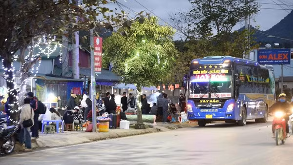 Lòng đường tại nút giao giữa Quốc lộ 6 với Quốc lộ 279 tại Tuần Giáo bị chiếm dụng làm nơi bán hàng; dừng, đỗ trả hàng, trả khách của các xe chở khách, chở hàng... càng làm tăng nguy cơ tiềm ẩn tai nạn giao thông với người, phương tiện lưu thông.