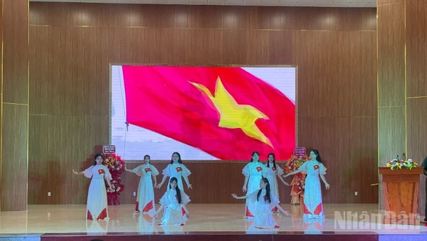 Các đơn vị biểu diễn tiết mục văn nghệ.