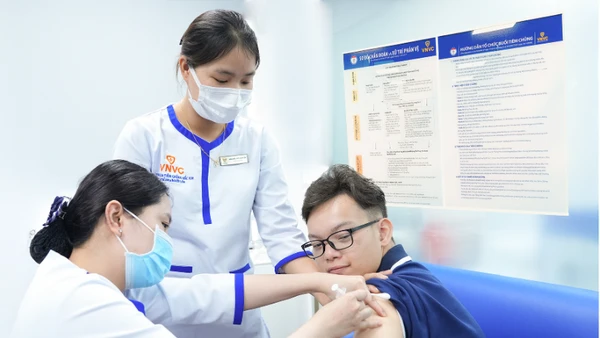 Người dân tiêm vaccine bệnh não mô cầu.