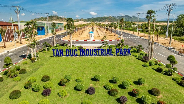 Khu công nghiệp Tân Đức (xã Tân Minh), với quy mô 300ha, tổng vốn đầu tư 1.200 tỷ đồng.