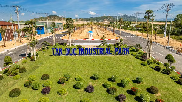 Khu công nghiệp Tân Đức (xã Tân Minh), với quy mô 300ha, tổng vốn đầu tư 1.200 tỷ đồng.