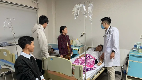 Các bệnh nhân bị ngộ độc nằm điều trị tại bệnh viện.