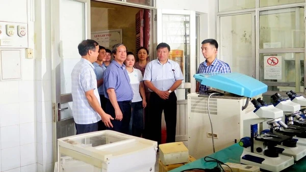 Bộ trưởng Nguyễn Kim Sơn chia sẻ với những thiệt hại rất lớn của ngành giáo dục và đào tạo Thái Nguyên.