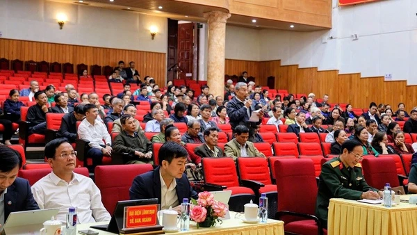 Cử tri tổ 5 Mường Thanh (cũ) thuộc phường Điện Biên Phủ, tỉnh Điện Biên bày tỏ niềm tin tưởng các ứng viên được giới thiệu ứng cử đại biểu Quốc hội tại địa bàn. 