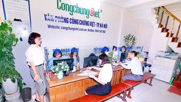 Người dân làm thủ tục công chứng tại Văn phòng công chứng Việt. (Ảnh: TH)