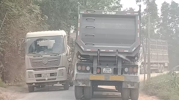 Xe chở đất trên đường 269B gây ô nhiễm môi trường và mất an toàn giao thông.