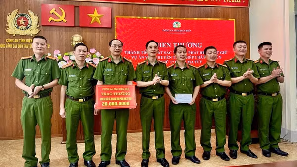 Đại tá Đỗ Ngọc Minh, Phó Giám đốc Công an tỉnh Điện Biên chúc mừng cán bộ, chiến sĩ Phòng Cảnh sát điều tra tội phạm về ma túy đã phối hợp các lực lượng phá thành công chuyên án ma túy lớn. (Ảnh: TUẤN TRANG)
