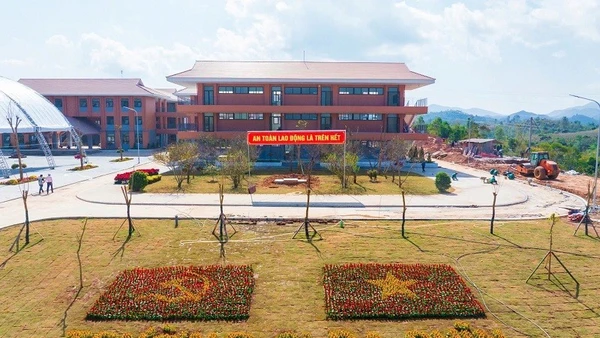 Trường Liên cấp Si Pa Phìn hoàn thành đưa vào sử dụng đem lại điều kiện học tập, ăn, ở tốt hơn cho 1.013 học sinh là con em đồng bào các dân tộc ở xã biên giới Si Pa Phìn.