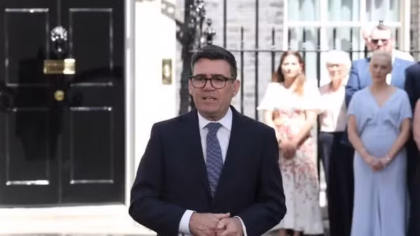 Tân Thủ tướng Anh Andy Burnham trong bài phát biểu đầu tiên trước số 10 Phố Downing, London, ngày 20/7/2026. (Ảnh: THX/TTXVN)