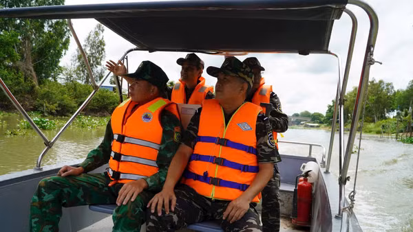 Hải quan Cửa khẩu quốc tế Dinh Bà phối hợp lực lượng Biên phòng Cửa khẩu quốc tế Dinh Bà tuần tra phòng, chống buôn lậu trên sông Sở Hạ (tiếp giáp tỉnh Prey Veng, Campuchia).