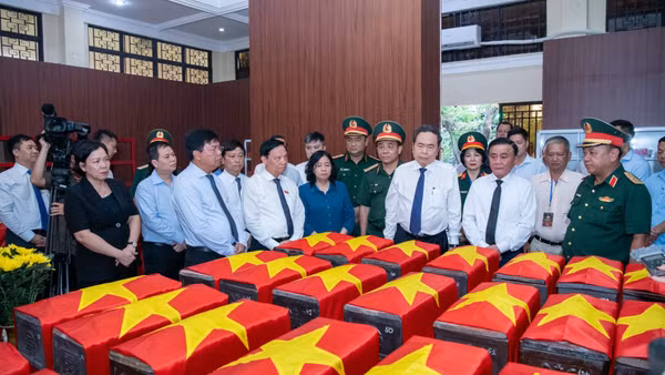 Chủ tịch Quốc hội Trần Thanh Mẫn, Thường trực Ban Bí thư Trần Cẩm Tú và các đại biểu tại Nhà quàn hài cốt liệt sĩ. (Ảnh: LÂM HIỂN)