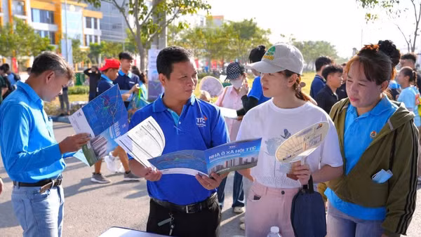 Dự án chung cư nhà ở xã hội ở phường Tân Ninh (Tây Ninh) mở phiên giao dịch, thu hút sự quan tâm của rất nhiều người lao động.