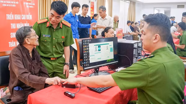 Triển khai lấy mẫu sinh phẩm ADN cho thân nhân liệt sĩ chưa xác định được thông tin tại 126 xã, phường Thủ đô. (Ảnh: NGỌC BÍCH)