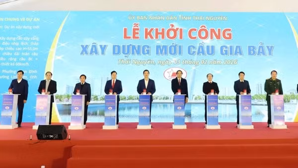 Các đồng chí lãnh đạo tỉnh Thái Nguyên thực hiện nghi thức khởi công xây dựng cầu Gia Bảy mới.